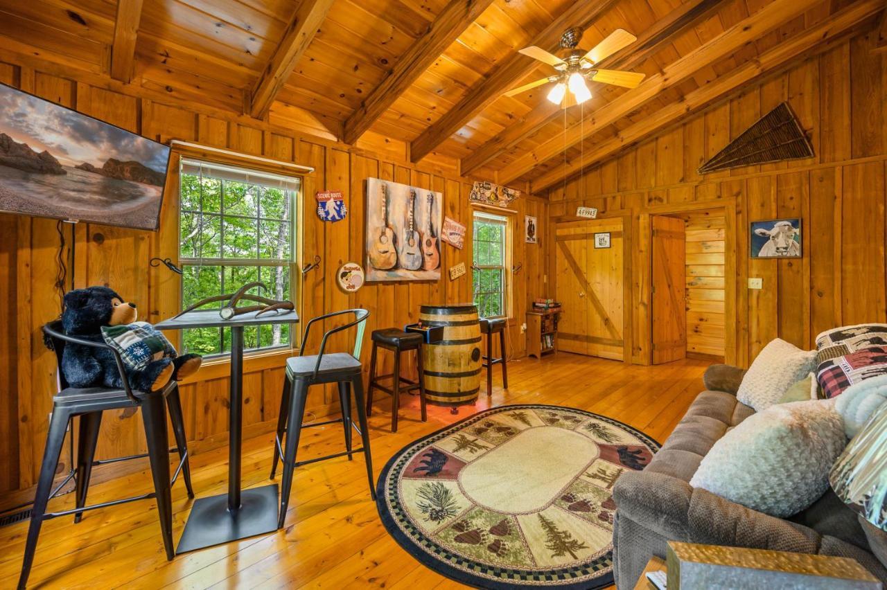Gypsy Road - Privacy! Log Cabin With Hot Tub, Wifi, Directv And Arcade Севьервилл Экстерьер фото