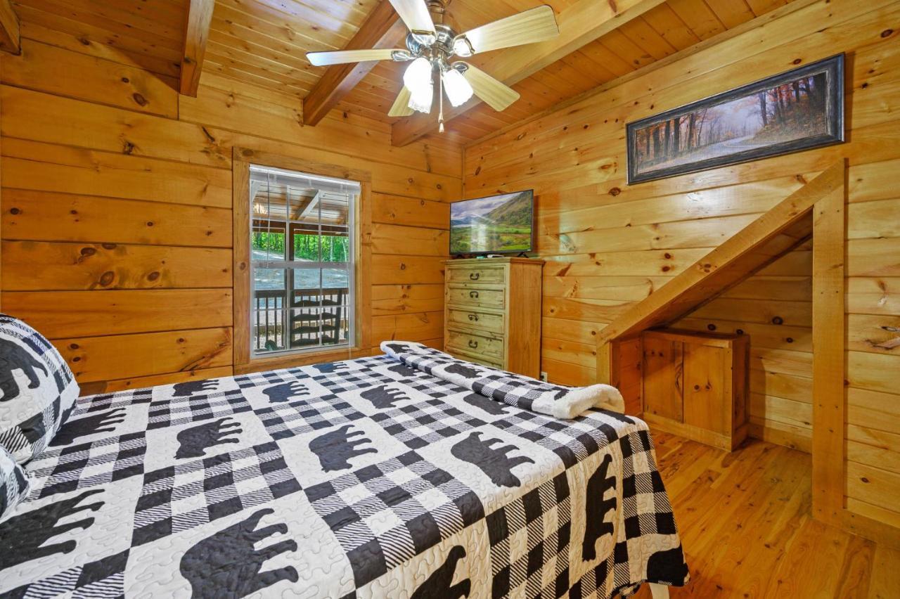 Gypsy Road - Privacy! Log Cabin With Hot Tub, Wifi, Directv And Arcade Севьервилл Экстерьер фото